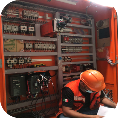 Soporte técnico en un tablero industrial